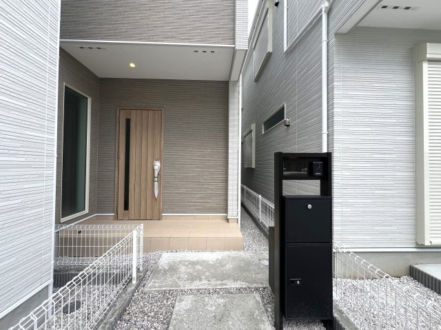 のびのびとした暮らしはここで叶う！横須賀市野比３丁目新築戸建の玄関