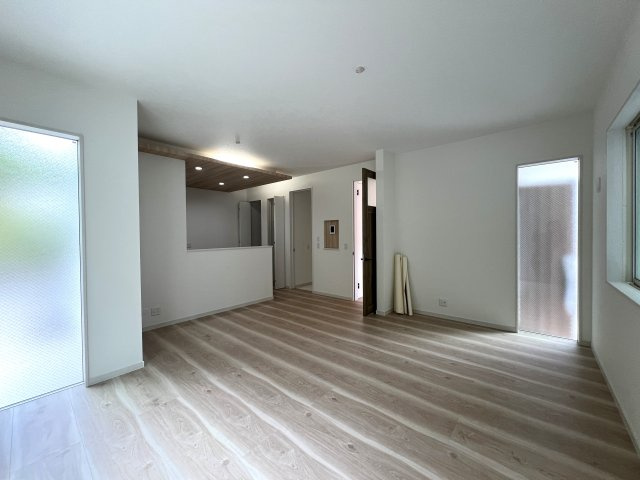 のびのびとした暮らしはここで叶う！横須賀市野比３丁目新築戸建の居間・リビング