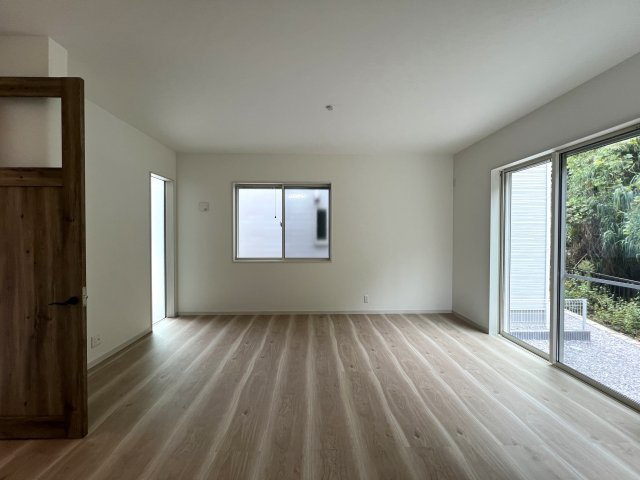 のびのびとした暮らしはここで叶う！横須賀市野比３丁目新築戸建の居間・リビング