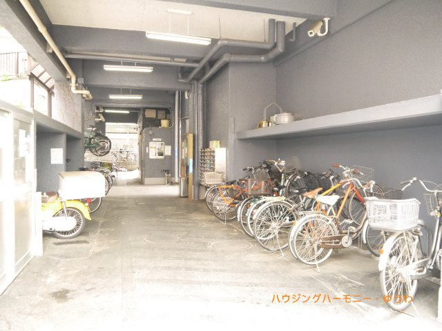 【駐輪場】 | 大山コーポサンキョウ | 屋根付きの駐輪場となっていますので、雨の日でも大切な自転車が濡れずに済みます。