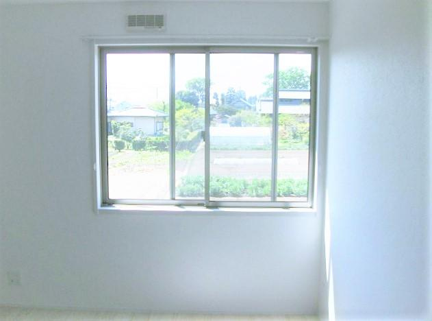 都部戸建貸家　Ｄ棟の居間・リビング|洋室