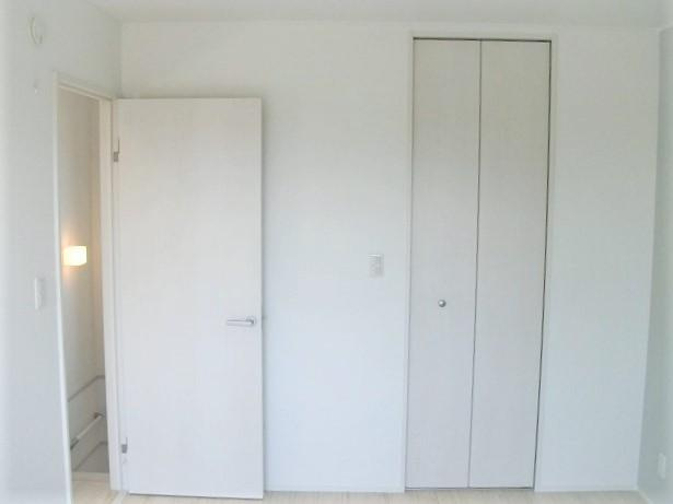 都部戸建貸家　Ｄ棟の居間・リビング|洋室