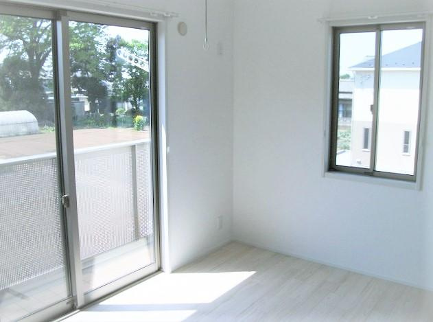 都部戸建貸家　Ｄ棟の居間・リビング|洋室