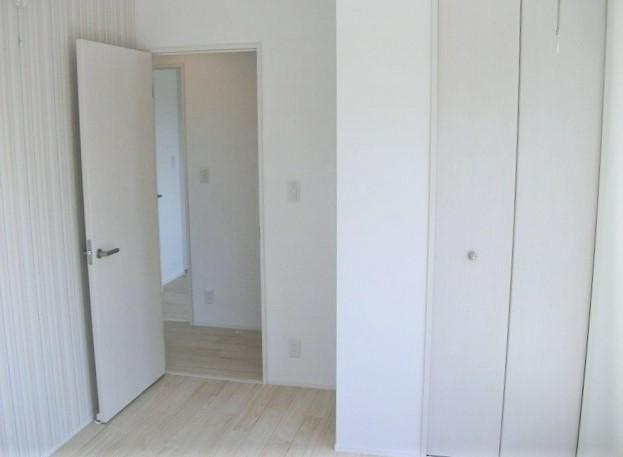 都部戸建貸家　Ｄ棟の居間・リビング|洋室