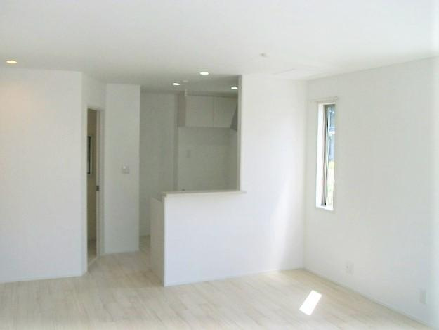 都部戸建貸家　Ｄ棟の居間・リビング|リビング