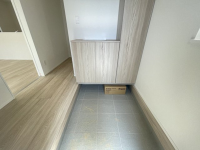 【玄関】 | 読谷村上地（全3棟）B・C号棟 | C号棟　十分な収納付き玄関♪