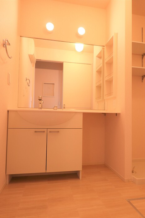 久留米市東櫛原町のアパートの洗面所|明るい洗面所です