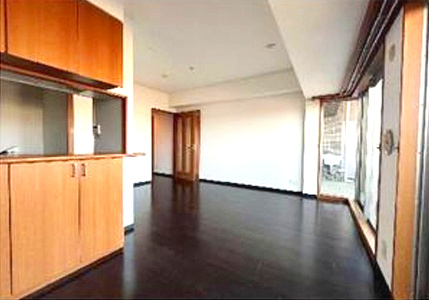 ロイヤルアーク明石江井ヶ島の居間・リビング|LDKは約13.9帖♪休日はお陽さまの光をたっぷりととりこめるぽかぽかリビングで過ごしませんか？