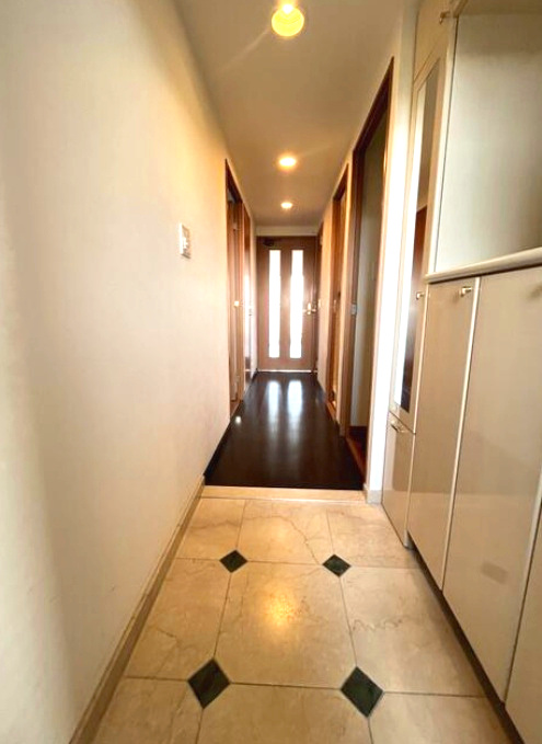 ロイヤルアーク明石江井ヶ島の玄関|収納力のあるシューズボックスで玄関はスッキリ♪