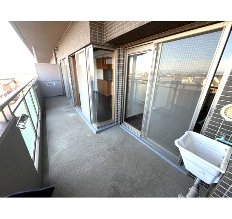 ロイヤルアーク明石江井ヶ島のバルコニー|バルコニーでは気持ちよくお洗濯物を乾かすことができます！