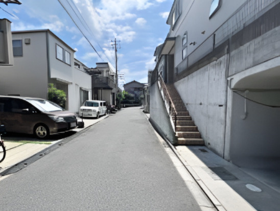 和光市下新倉4丁目　高台立地　大型戸建の前面道路含む現地写真