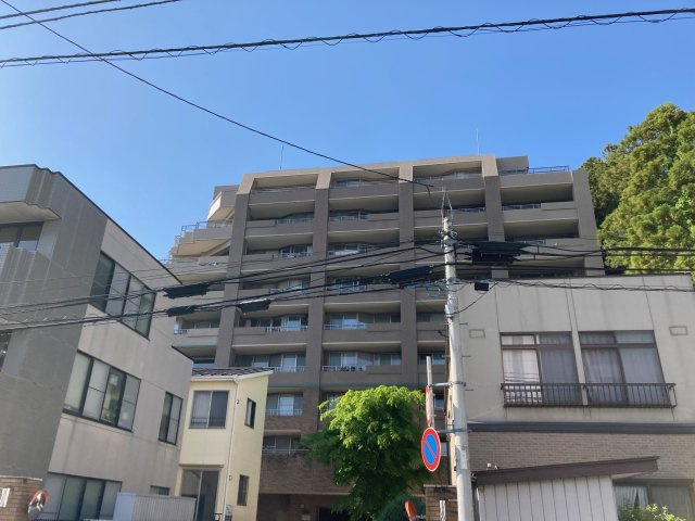 南面側外観写真、部屋位置は南西角部屋住戸となります