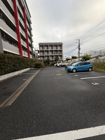 ファミリーフジ２の駐車場