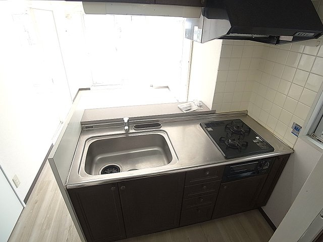 グランディール夢野のキッチン|カウンターシステムキッチン、2口ガスコンログリルも完備