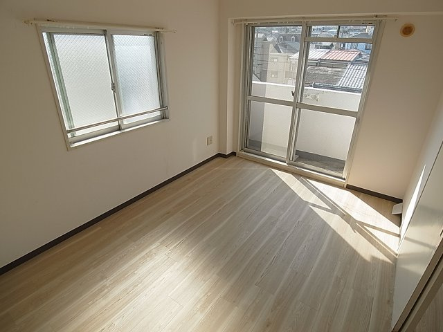 グランディール夢野の内装|2面採光の非常に明るい洋室