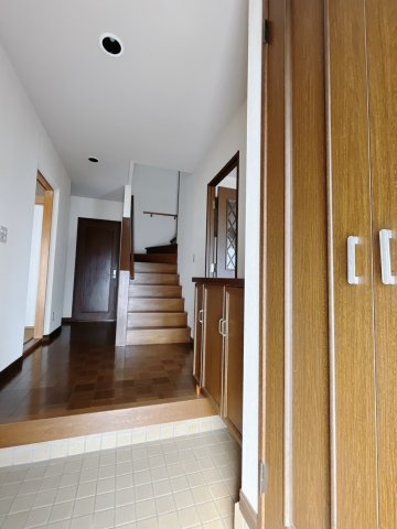 【中古戸建】伊勢崎市東上之宮町の玄関|■玄関｜「玄関から、我が家を心地よく。自然の風や光を感じられる気持ちのいい玄関へ。」永く居心地のいい暮らしを演出します♪