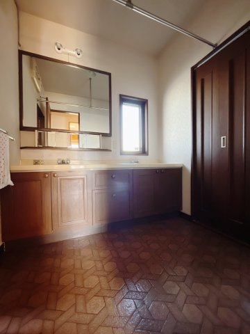 【中古戸建】伊勢崎市東上之宮町の独立洗面台|■洗面室｜大きな鏡で朝の身支度もラクラク♪毎日の忙しい準備が楽しくなる洗面所です(^^♪