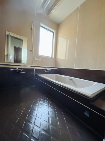 【中古戸建】伊勢崎市東上之宮町の浴室|■浴室｜お子様やご年配の方にも負担のかからないエコベンチ浴槽。半身浴ができる機能性が魅力です。浴室暖房換気乾燥機付きで冬でも暖かく過ごせます。