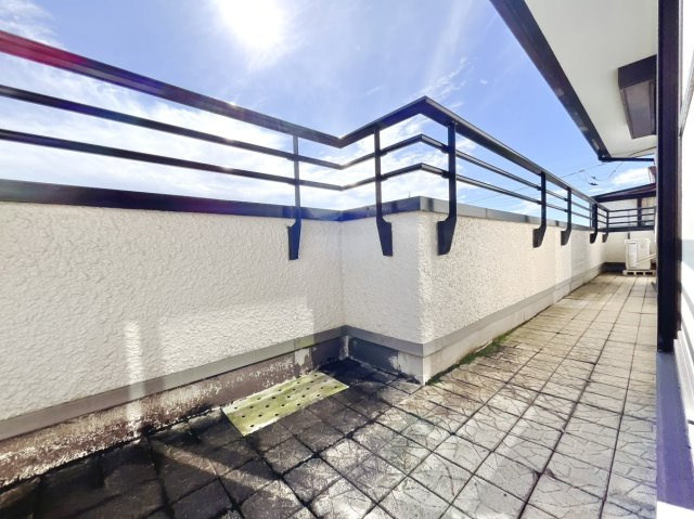 【中古戸建】伊勢崎市東上之宮町のバルコニー|■バルコニー｜あたたかな陽のひかりを浴びることのできるバルコニー。お洗濯物やお布団を干せば、家族みんなが気持ちよく暮らすことができます(*^^*)