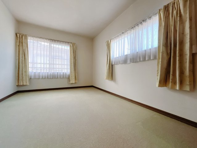 【中古戸建】伊勢崎市東上之宮町の洋室|■2階洋室｜2階洋室には大きな窓をご用意しています。日中はあたたかな日差し差し込み自分時間も充実できますね＾＾