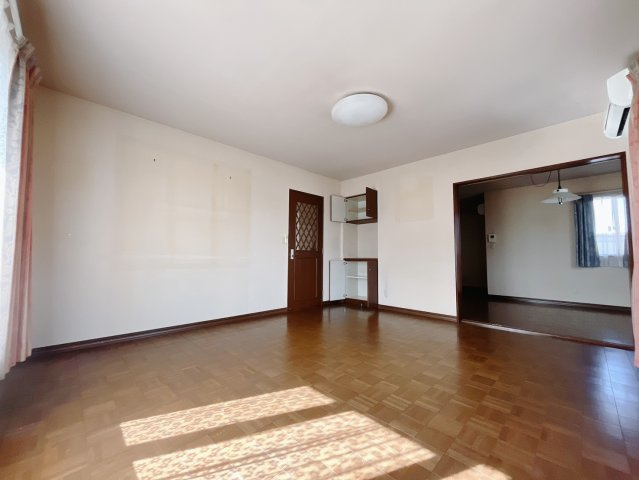 【中古戸建】伊勢崎市東上之宮町の居間・リビング|■リビング｜時の流れと共に陽射しは装いを変え空間に新たな彩りを与えます。一日中家に居ても飽きることなく過ごすことができる素敵な空間です♪