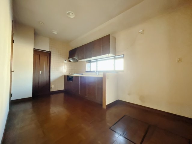 【中古戸建】伊勢崎市東上之宮町のキッチン|■キッチン｜ワークトップの幅が広く、お子様といっしょにお料理をつくったり、ちょっとしたパーティーも楽しめます。フラットなのでお掃除がしやすいのもポイントです♪