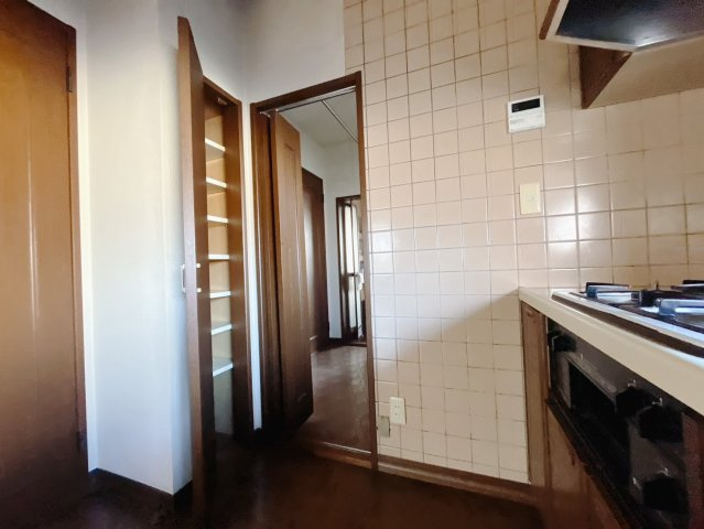 【中古戸建】伊勢崎市東上之宮町のキッチン|■キッチンパントリー｜パントリー付きのキッチンになっています♪収納もしっかり確保できますのでご安心ください＾＾