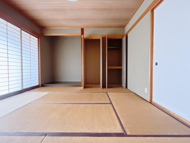 【中古戸建】伊勢崎市東上之宮町の和室|■1階和室｜和室でしか味わえない畳ならではの香りや素材で和のやすらぎを感じてください♪休日はお子様とお昼寝するのにも最適です！