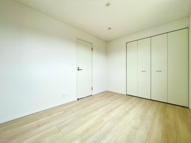 (同仕様写真)落ち着いた色調の洋室です