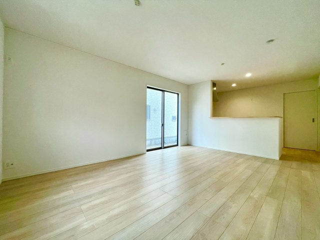 (同仕様写真)ゆったり過ごせる居間です