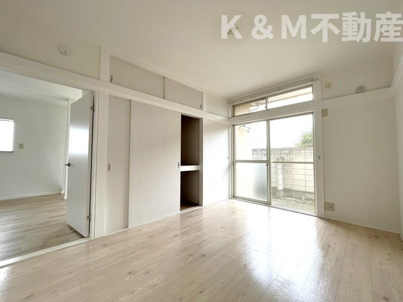 ロイヤル流山の居間・リビング|こちらのリビングで趣味の時間をお楽しみください