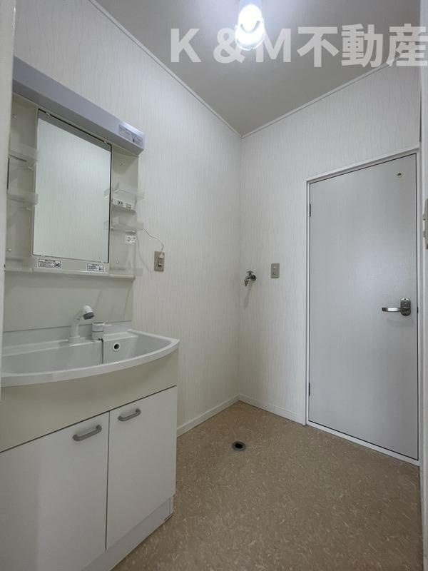 ロイヤル流山の洗面所|明るい洗面所です