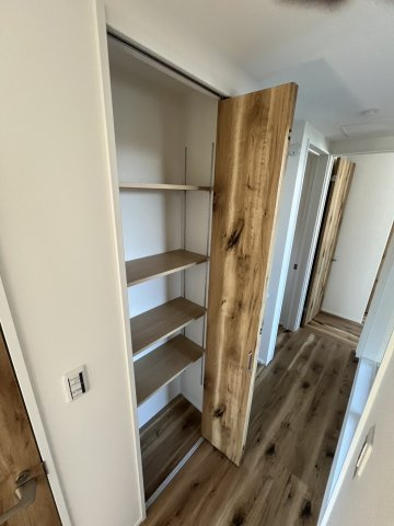 収納力が自慢のプランです。ウォークインクローゼットに加え、家族全員の衣類がまとめて片付く大型のファミリークローゼットを設けました。すっきり暮らす理想の住まいです。