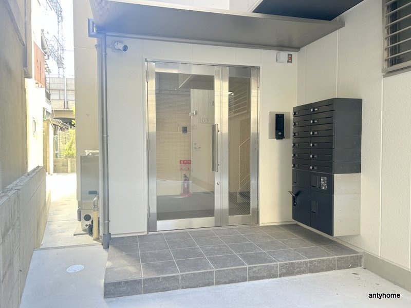 アリビラ鶴橋　仲介手数料無料のエントランス