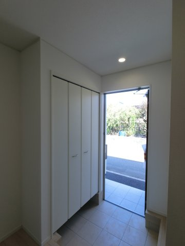 吉野ヶ里町立野第7の玄関|シューズ収納スペースも備えられた玄関です♪