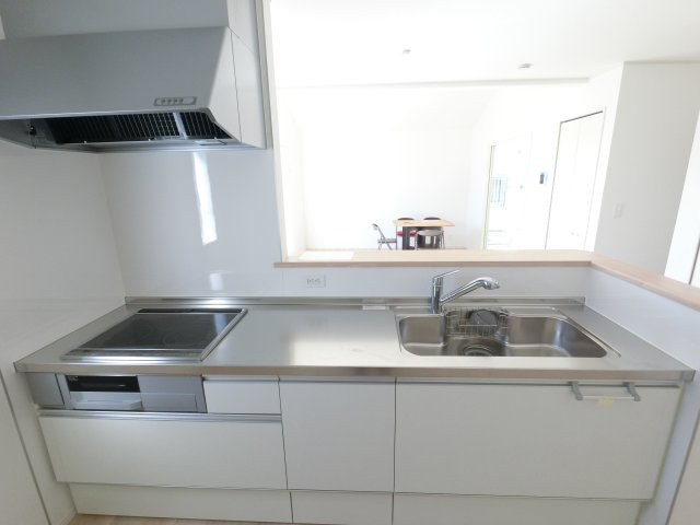 吉野ヶ里町立野第7のキッチン|リビングのお子さんに目配りできる対面式カウンターキッチンを採用。