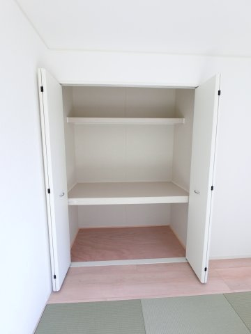 吉野ヶ里町立野第7の収納|和室には段有りクローゼットがあります♪お客様用の布団収納などにも便利ですね♪