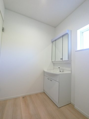 吉野ヶ里町立野第7の洗面所|広くて使いやすい洗面ルーム。朝もゆとりをもって準備できます♪