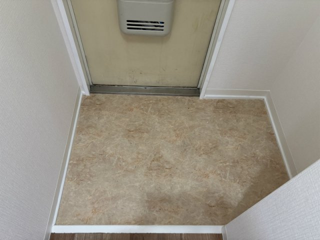 ロイヤルハイツの玄関|収納もある玄関です