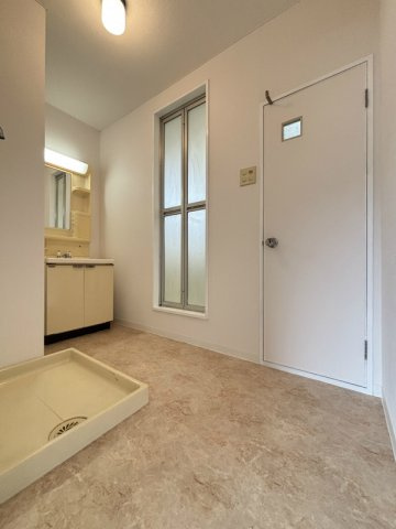 ロイヤルハイツの洗面所|脱衣スペースもあります