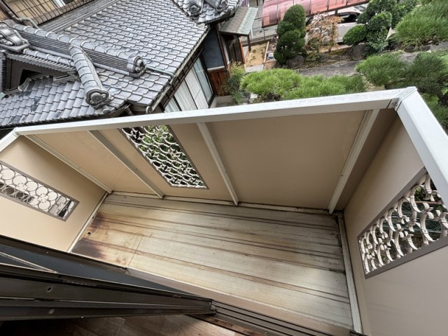 ロイヤルハイツのバルコニー|バルコニーからの眺めを楽しみながら食事をしませんか