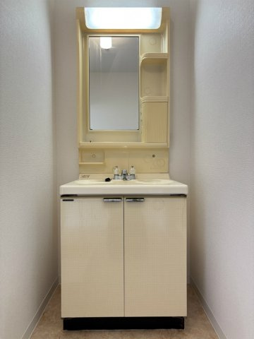 ロイヤルハイツの洗面所|脱衣スペースもあります