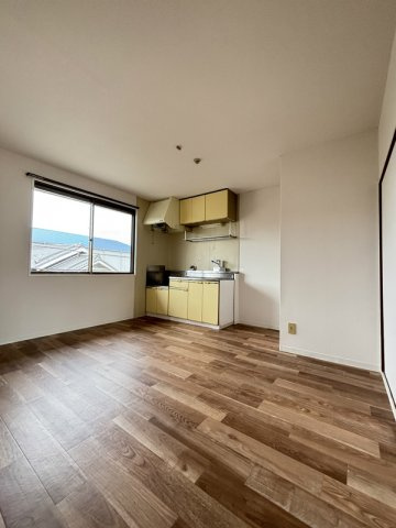 ロイヤルハイツの居間・リビング|ゆったりとした居間です