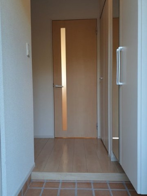 【玄関】 | メゾン・ド・クレインＡ | 収納もある玄関です