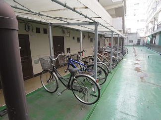 【その他共用部分】 | 湊川センタービルB棟 | 敷地内の屋根付きの駐輪スペース
