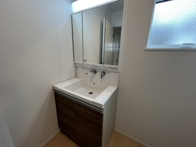 びっくり！クリビツ！久比里2【新築未入居】戸建の独立洗面台|独立洗面台、小物を置くことができて便利です