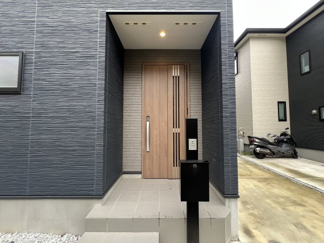 びっくり！クリビツ！久比里2【新築未入居】戸建の玄関|玄関です