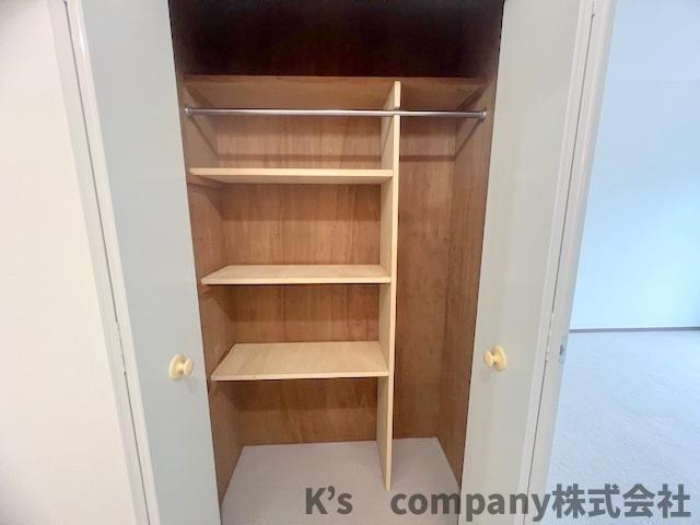 茅ヶ崎市高田1丁目　アルカディア茅ヶ崎Bの収納|玄関の正面にある収納スペース◇