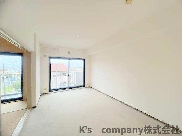 茅ヶ崎市高田1丁目　アルカディア茅ヶ崎Bの居間・リビング|リビングは南東向きで明るい憩いの空間です◇