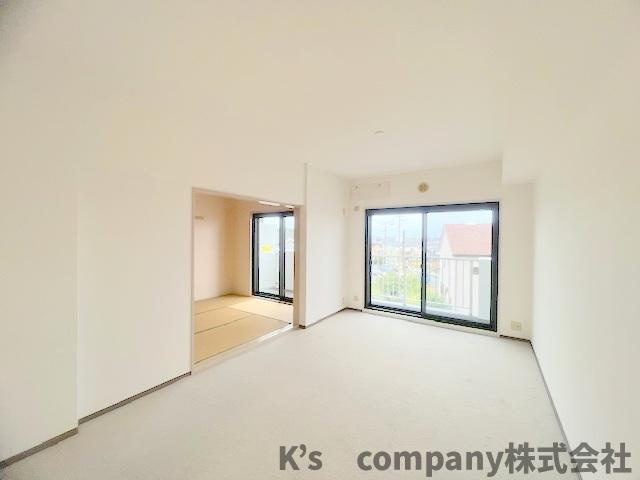 茅ヶ崎市高田1丁目　アルカディア茅ヶ崎Bの居間・リビング|リビングに隣接している和室６帖が見えます◇